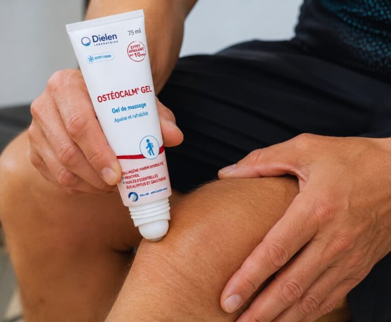 Personne appliquant le gel de massage OSTÉOCALM® GEL du Laboratoire Dielen sur son genou à l’aide de l’embout roll-on.