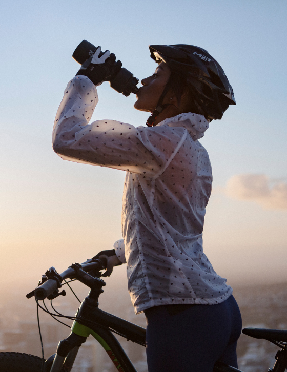femme boit de l'eau, hydratation, vélo, muscles, eau, hydrater 