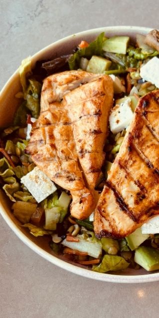 protéine végétale, protéine animale, bowl, tofu, viande blanche, poulet, légumes verts, alimentation