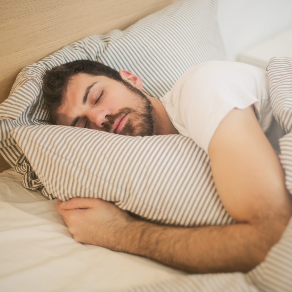 nuit, dormir, sommeil, se reposer, homme dort, lit, récupération, réparation tissulaire