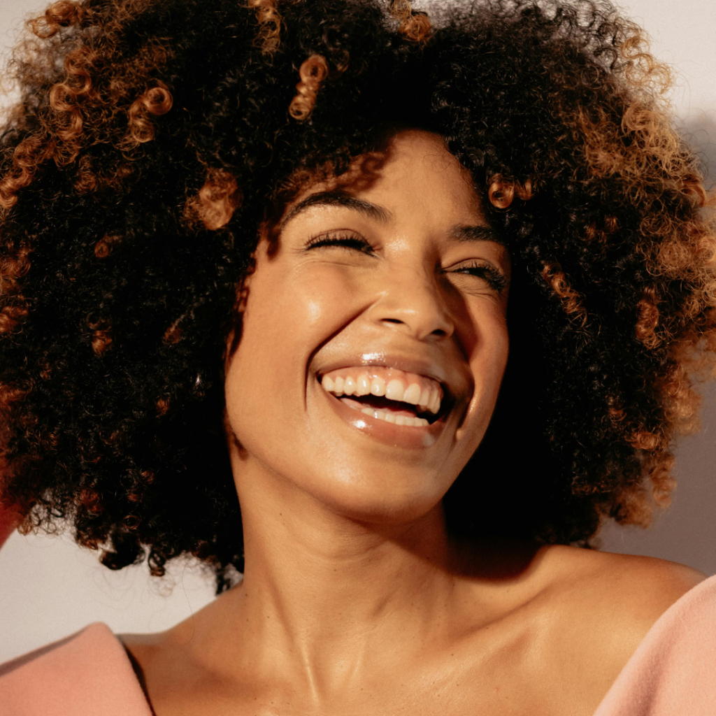 jeune femme, sourire, rire, muscles striés squelettiques