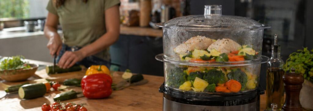 Cuisson de légumes et poisson à la vapeur avec préparation de légumes frais en cuisine